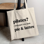 Bolsa Tote Pilatos? Pensei que tinhas dito torta e latte<br><div class="desc">Traga algumas risadas ao estúdio (ou ao café) com este engraçado "Pilates? Eu Pensei Que Você Disse Pie e design de Lattes. Perfeito para quem ama um bom trocadilho, gosta de um café ou trocaria alegremente um treino por sobremesa. Um slogan brincalhão que faz um presente de excelente para fãs...</div>