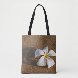 Bolsa Tote Plumeria em praia arenosa, Maui, Havaí, EUA