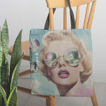 Bolsa Tote Pop de Arte Retrora Rosa e Mulher do Espaço Azul<br><div class="desc">Esta design de revelação apresenta uma mulher glamourosa em óculos de sol reflexivos de tamanho excessivo, evocando o encanto da pop de arte retrô. Com seus lábios cor-de-rosa ousados e ondas de safena, a estética coqueta brilha, enquanto as lentes espelhadas refletem uma cena cósmica, de outro mundo, misturando beleza clássica...</div>