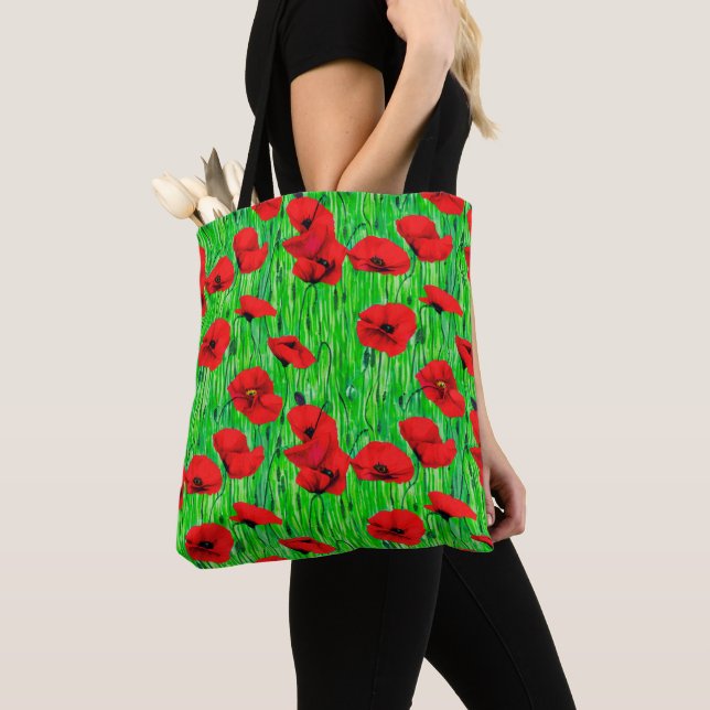 Bolsa Tote Poppies vermelhos num campo verde (Close Up)