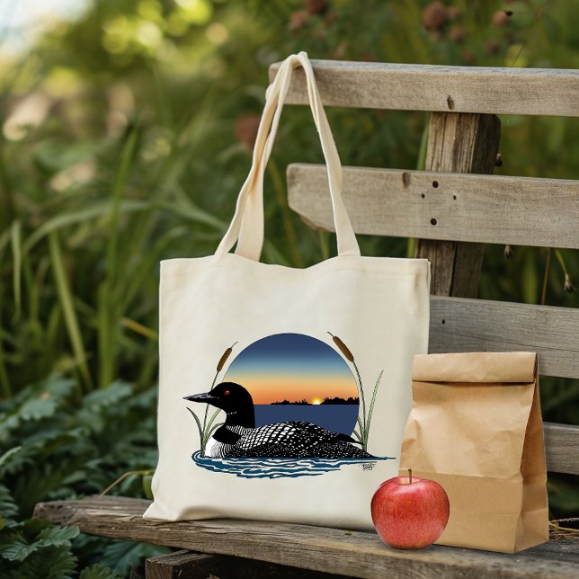 Bolsa Tote Pôr do sol sereno do mergulhão-comum no lago azul  (Criador carregado)