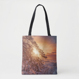 Bolsa Tote Pôr do sol sobre o mar e pinheiro coberto de neve