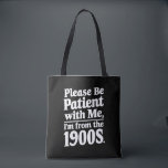 Bolsa Tote Por favor, seja paciente comigo que sou dos anos 1<br><div class="desc">Por favor,  seja paciente comigo que sou dos anos 1900</div>