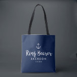 Bolsa Tote Portador de anel personalizado da âncora casamento<br><div class="desc">Surpreenda seu portador de anel com esta sacola personalizada que caracteriza um design náutico com uma âncora branca ajustada contra um fundo do marinho.  Personalize adicionando seu nome e sua data do casamento. O perfeito ir-ao saco para um náutico,  uma praia ou um casamento do destino.</div>