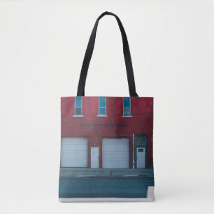 BOLSA TOTE PORTAS DE GARAGEM BRANCA FECHADAS DURANTE O DIA