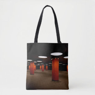 BOLSA TOTE POSTO VERMELHO SOB LUZ DE TETO À NOITE