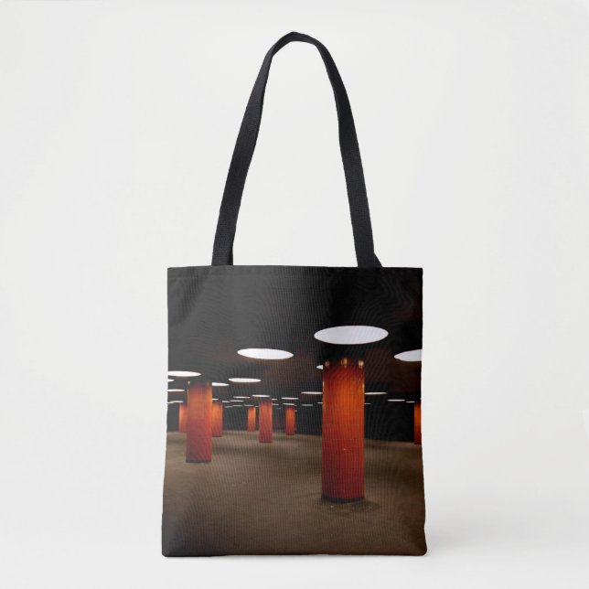 BOLSA TOTE POSTO VERMELHO SOB LUZ DE TETO À NOITE (Frente)