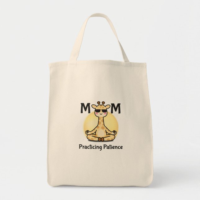 Bolsa Tote Praticando Paciência | Mãe Girafa Zen Engraçada (Frente)