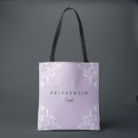 Bolsa Tote Presente de Bridesmaid de Lavanda de Vintage<br><div class="desc">Ideia de presentes da Bridesmaid: esta lavanda / lilac / leve, sacola de tote da dama da dama de honra é o presente perfeito para a sua festa noiva! O design apresenta um design de cantos vintage em lavanda / lilás / roxo claro. Tem a palavra "Bridesmaid" na frente com...</div>