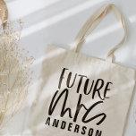 Bolsa Tote Presente de noiva noivado da Sra. Typografia<br><div class="desc">O presente da noiva de noivado da tipografia simples e elegante. Design gráfico moderno.</div>