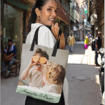 Bolsa Tote Presente de vírgula de Foto e Nome Personalizado d<br><div class="desc">Apresentando a família moderna Foto e nome personalizado Mint Gift! Este presente exclusivo e ponderado foi concebido para celebrar e valorizar os momentos especiais da sua família.Dê o dom das memórias prezadas e da doçura personalizada com a Foto da Família Moderna e o Nome Personalizado Mint Gift. É uma maneira...</div>