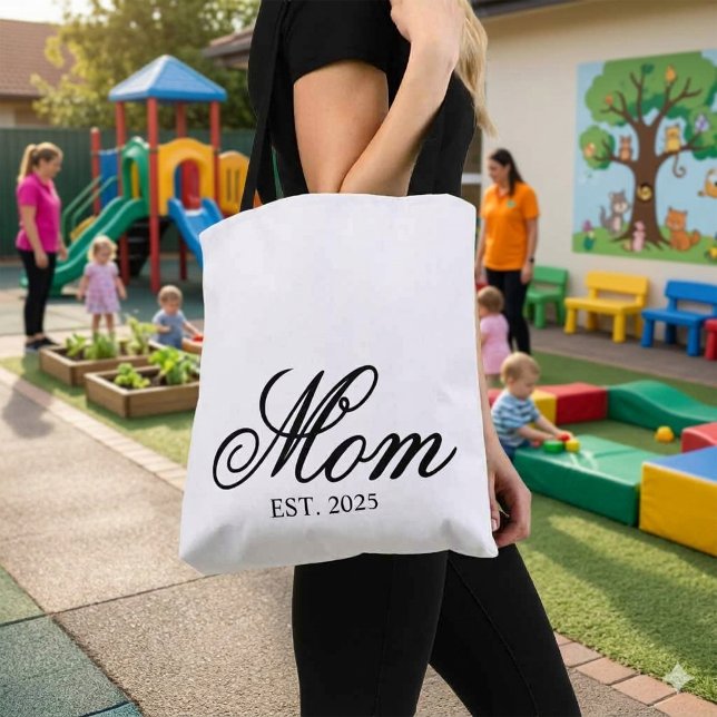 Bolsa Tote Presente Personalizado Ano Mãe Letra Elegante (Elegant Script Mom Est Year Custom Gift Tote Bag)