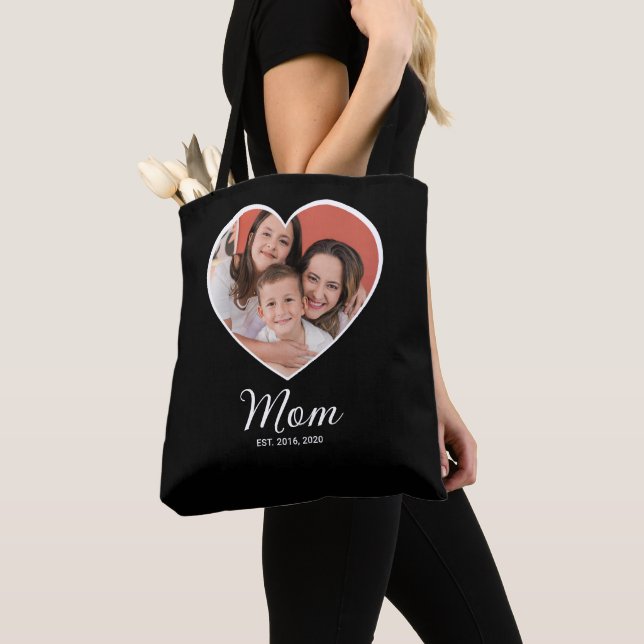 Bolsa Tote Preta com Rótulo Estabelecido pela Mamã (Close Up)