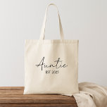 Bolsa Tote Promovido a tia | Novas Presentes da Tia EST 2025<br><div class="desc">Celebre um marco especial com esta charmosa bolsa de tote "Tia EST 2025". Perfeito para as primeiras tias, esta bolsa de canvas natural apresenta uma escrita moderna minimalista que adiciona um toque eterno a uma ocasião significativa. Seja uma gravidez reveladora, chá de fraldas, ou um presente pensativo só porque, essa...</div>