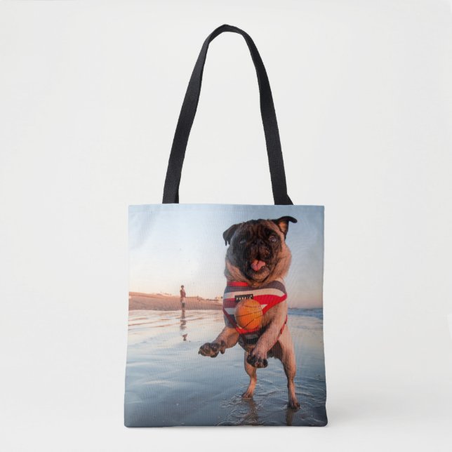 Bolsa Tote Pug Playing Ball on Beach (Frente)