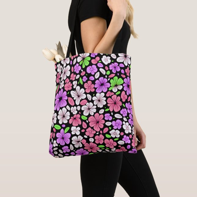 Bolsa Tote Purple and Pink Flowers and Petals Pattern Black (Close Up)