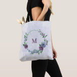 Bolsa Tote Púrpura azul-floral<br><div class="desc">Linda bolsa romântica de tota,  com flores azuis e roxas empoeiradas e algumas folhas verdes. PARA MAIS PRODUTOS CORRESPONDENTES,  clique na coleção acima ou entre em contato comigo</div>