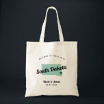 Bolsa Tote Qualquer Bag De Boas-Vindas Do Mapa Da Dakota Do S<br><div class="desc">Saco de presentes de boas-vindas para convidados fora da cidade para o seu casamento, com a imagem da Dakota do Sul. Você pode editar as cores de qualquer parte desta design, assim como mover o coração para o local do seu casamento. Para alterar as cores, clique em personalizar e, em...</div>