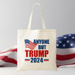 Bolsa Tote Qualquer Um, Exceto Trump 2024 Engraçado Político<br><div class="desc">Votem em qualquer um,  menos Trump nas eleições de 2024 para se manterem patriotas. Republicanos e Democratas precisam se unir contra Donald Trump e votar em Joe Biden para que possamos manter a América segura. Bandeira americana em um saco político com mensagem anti-Trump.</div>