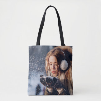 Bolsa Tote Rapariga de inverno soprando neve em sua mão