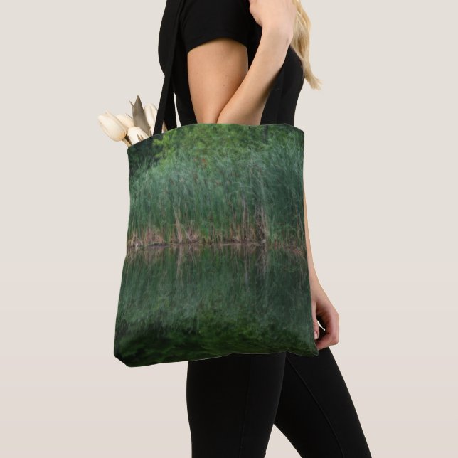 Bolsa Tote Reflexões De Cattail Em Pond (Close Up)