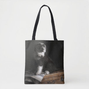 Bolsa Tote Retrato Bobtail do filhote de cachorro no estúdio