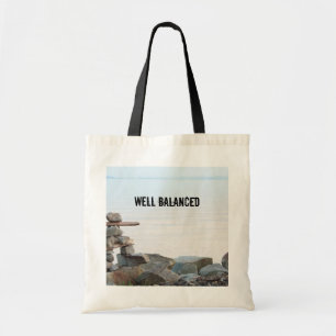 Bolsa Tote Rock stacking art perto da praia. Foto de Hao zhan