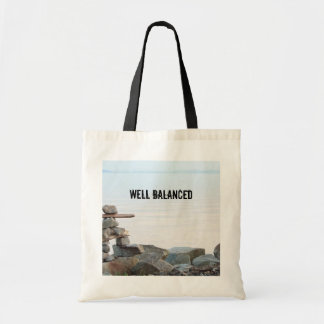 Bolsa Tote Rock stacking art perto da praia. Foto de Hao zhan
