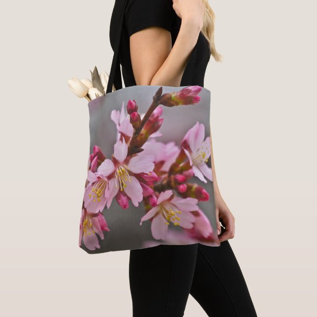 Bolsa Tote Rosa Contra Uma Cinza Céu Japonês Blossomas De Cer (Close Up)