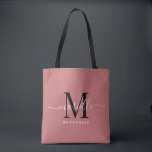 Bolsa Tote Rosa Dusty Monograma Branco Preto de Bridesmaid<br><div class="desc">Esta mala de tote da Bridesmaid apresenta um monograma escrito branco e preto de tipografia com rochas num fundo poeirento de rosa. Apresente suas madrinhas com um bolsa para os artigos de carregando no dia do casamento,  e tradicionalmente apresentadas no janto de ensaio ou antes.</div>