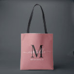 Bolsa Tote Rosa Dusty Monograma Branco Preto de Bridesmaid<br><div class="desc">Esta mala de tote da Bridesmaid apresenta um monograma escrito branco e preto de tipografia com rochas num fundo poeirento de rosa. Apresente suas madrinhas com um bolsa para os artigos de carregando no dia do casamento,  e tradicionalmente apresentadas no janto de ensaio ou antes.</div>