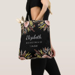 Bolsa Tote Rosas-Blush Floral Rustic Bridesmaids<br><div class="desc">Surpreenda suas madrinhas e noivas com esta bolsa de tote absolutamente linda com uma borda de rosa romântica e três linhas de texto personalizado contra um fundo preto espantoso (mude facilmente a cor de fundo para corresponder às suas cores de casamento). Adicione o nome da sua dama de honra, Madrinha...</div>