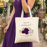 Bolsa Tote Rosas Roxas Boho Favor de Casamento para Damas de<br><div class="desc">Essas belas bolsas são uma maneira maravilhosa de agradecer às damas de honra por fazerem parte do seu casamento. Elas apresentam um lindo design floral boho chic com um conjunto de rosas pintadas à mão em aquarela em tons de roxo, ameixa e lavanda, rodeadas por raminhos de folhas de eucalipto...</div>