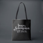 Bolsa Tote Roteiro moderno legal júnior da sacola | do<br><div class="desc">Seu padrinho de casamento júnior amará esta sacola personalizada! Frente e verso com uma pia batismal e um redemoinho brancos na moda do roteiro do divertimento, o saco igualmente caracteriza duas linhas de texto feito sob encomenda - adicione o nome do Grooman júnior, data wedding, lugar, a mudança etc. a...</div>