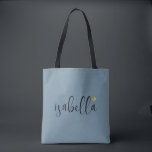 Bolsa Tote Roteiro personalizado para madrinha<br><div class="desc">Uma bolsa azul empoeirada moderna e elegante com nome em script preto e coração dourado que é perfeito para uma proposta de madrinha. Suas madrinhas podem encher sua bolsa com itens essenciais para viagens de despedida de solteira,  ou com itens essenciais para levar na manhã do casamento.</div>