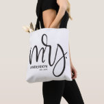 Bolsa Tote Roteiro preto elegante personalizado da Sra.<br><div class="desc">Seu bolsa favorito novo. A "Sra." deleitar-se-á em obter um saco tão pensativo e funcional. Termine com ano estabelecido.</div>
