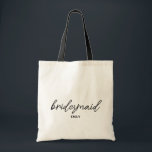 Bolsa Tote Roteiro Simples e Elegante Nome Personalizado das<br><div class="desc">Eleve a estética do seu grupo de damas de honra com este design de nome personalizado de dama de honra em script simples e elegante, perfeito para uma celebração chic e moderna. Com uma tipografia preta minimalista e elegante, este script moderno eleva qualquer bolsa ou acessório de casamento. É a...</div>