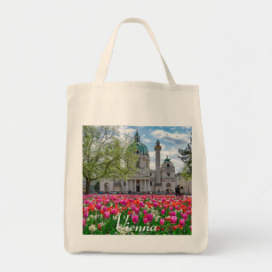 Bolsa Tote Rua. Charles Church em primavera em Viena, Áustria