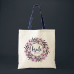 Bolsa Tote Rua Roxa da Magnolia com Tipografia Brilhante<br><div class="desc">Flores elegantes,  roxas e magnólias brancas,  com aquarelas de folha verde,  ilustração com design de tipografia moderna Bride azul escuro. Nome de brides personalizável e opcional em roxo de lavanda sugerido</div>