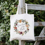 Bolsa Tote Rustic Bloom | Avó da Noiva<br><div class="desc">O bolsa do partido Bridal apresenta uma camada floral de rosas,  peônias e mães de aquarela em matizes ricos do outono,  com a "avó da noiva" inscrita no dentro em escrito à mão. Projetado para combinar com a nossa coleção Rustic Bloom.</div>