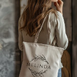 Bolsa Tote Rustic Greenery Personalizada Bridesmaid Tote Bag<br><div class="desc">Esta fofa de estilo rustico com a bolsa de tote com elementos de design verde esboçados e o nome da dama de honra será excelente para o obrigado de casamento que você dá ou favorece.</div>