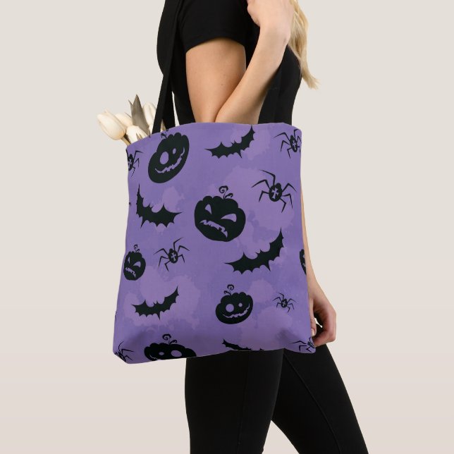 Bolsa Tote Saco de Halloween roxo com criaturas booo (Close Up)
