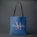 Bolsa Tote Saco de toa de casamento do monograma azul-coral e<br><div class="desc">Saco de tota de casamento, cor-de-rosa e marinho, azul-coral, para a noiva e a tripulação da noiva, damas de honra, madrinha de casamento, florista, mãe da noiva, matrimônio de honra etc. Design de tipografia elegante com texto de script chic para nome. Adicione sua própria letra inicial de nome monograma. Acessório...</div>