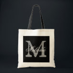Bolsa Tote Saco de tota de monograma personalizado | preto e<br><div class="desc">Saco de tota monograma de nome personalizado | preto e branco. Design de logotipo elegante com lindas iniciais monográficas. Boa ideia de presente para noiva, florista, madrinha de casamento e madrinhas nos casamentos. Texto de script clássico com letra de fundo chic. Excelente também para chá de panela ou festa de...</div>