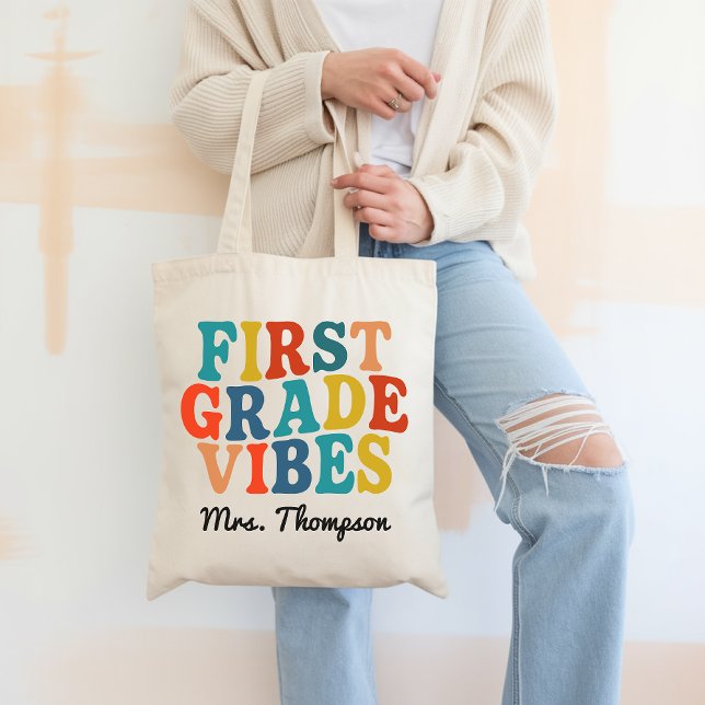 Bolsa Tote Saco Personalizado com o Clima da Primeira Série P (first grade vibes tote, teacher tote bag, retro teacher gift, first grade teacher gift, custom tote )