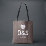 Bolsa Tote Sacos de toalha de caserna de madeira castanha vin<br><div class="desc">Sacos de tote de casamento ruidosos, castanhos escuros. Acessórios elegantes para noiva, damas de honra, mãe da noiva, etc. Adicione seu próprio nome monograma iniciais de noiva e noiva. Coração e tipografia fortes. Design de tema do casamento do estilo chic country. Ideias de presente de chique para festa de noiva....</div>