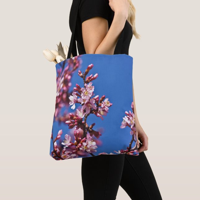 Bolsa Tote Sakura Cherry Blossoms tocando azul (Close Up)