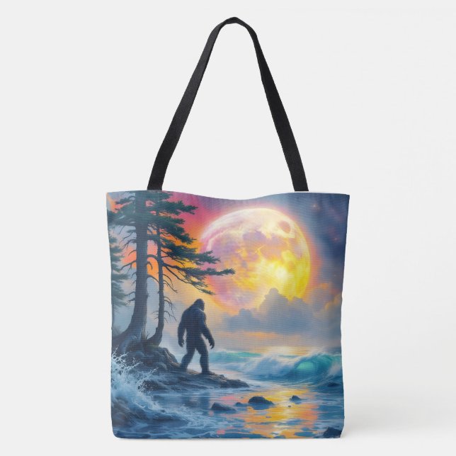 Bolsa Tote Sasquatch em Pé em uma Costa do Oceano (Verso)