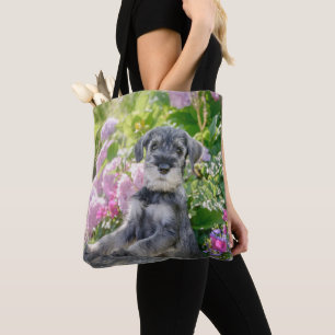 Bolsa Tote Schnauzer Puppy Padrão em um Jardim Flor
