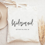 Bolsa Tote Script de manuscrito de Bridesmaid personalizado<br><div class="desc">Esta bolsa de tote simples e elegante apresenta a palavra "dama de honra" em escrita manual de cinzas de carvão. Personalize-o com seu nome na fonte sans serif. Faz um presente perfeito para dama de honra!</div>